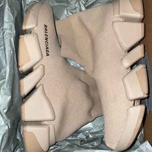 Worn sneakers for a good price. Well taken care of. Send me an offer.